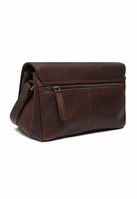 Borsa a spalla in pelle marrone con una tasca frontale con zip, patta pieghevole e texture liscia. Include una tracolla staccabile per una maggiore versatilità.