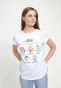 Disney DISNEY PRINCESSES SOME PRINCESSES ARE - Camiseta estampada - white