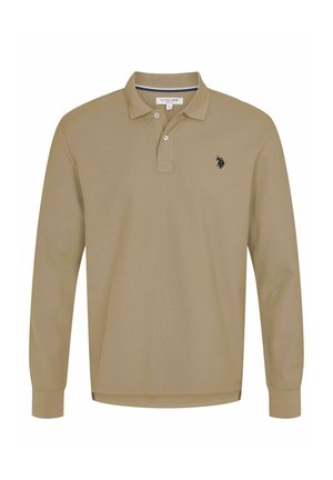 Ilgas rankovėmis polo marškinėliai iš smėlinės spalvos medvilnės su mėlynos spalvos apykaklės apvadais, turintys dviejų mygtukų atvartą ir siuvinėtą logotipą ant kairiojo krūtinės šono.