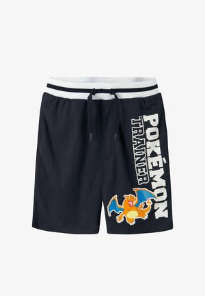 Zwarte korte broek met een witte gestreepte tailleband, trekkoord, de tekst "Pokémon Trainer" en een afbeelding van Charizard op het rechterbeen.