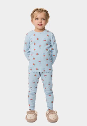 Blauw katoenen pyjama set met ribstructuur, versierd met kleine konijnen en oranje patronen. Afgewerkt met golfranden en zachte slippers.