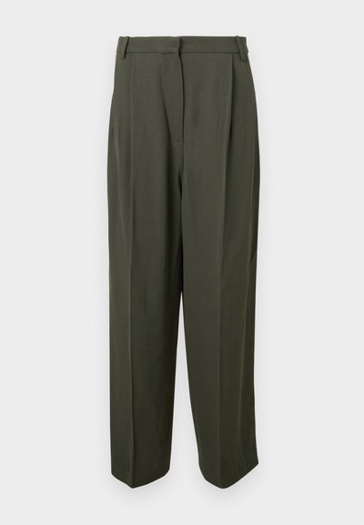 Pantalones verde oliva de tejido suave, con cintura alta, frente plisado y silueta de pierna ancha. Sin bolsillos visibles ni adornos.