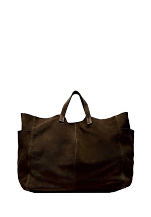 Grand sac fourre-tout en daim marron foncé avec deux courtes poignées et des coutures visibles, présenté sur un fond blanc.