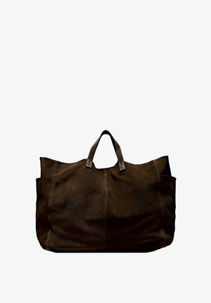 Stor mørkebrun suede tote bag med to korte håndtag og synlig syning, vist mod en hvid baggrund.