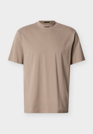 Camiseta beige de manga corta con cuello alto tipo collar y la marca "BOSS" en el cuello. Fabricada con una tela suave y de textura lisa.