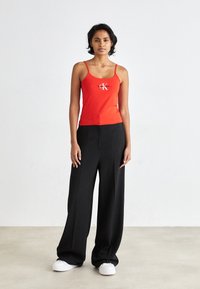 Calvin Klein Jeans MONOLOGO STRAPPY TANK  - Topp - fiery red