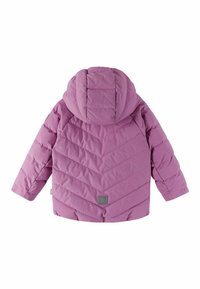 Giacca a vento viola con cappuccio, caratterizzata da un motivo a rombi obliqui, polsini elasticizzati e una piccola etichetta con logo sul retro.