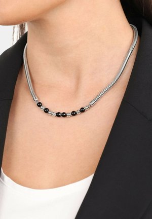 Collana a catena a serpente in tonalità argento con perle nere intervallate da dettagli metallici, progettata per adattarsi strettamente attorno al collo.