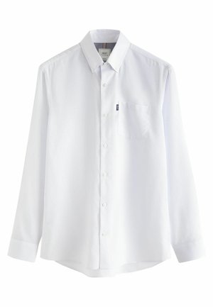Camicia bianca a maniche lunghe con colletto a bottoni, taschino frontale e texture liscia. Presenta un piccolo logo e una vestibilità classica.