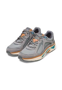 Sneaker grigie realizzate con un mix di materiali in rete e camoscio, con accenti arancioni, occhielli blu e un design della suola stratificato distintivo.