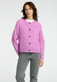 Rosa gestrickte Strickjacke mit rundem Halsauschnitt, ausgestattet mit schwarzen Knöpfen auf der Vorderseite, langen Ärmeln und einer lockeren Passform. Strukturiertes, warmes Material.