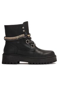 Cizmă ankle din piele neagră, cu talpă groasă, având accente din lanț și ochiuri metalice. Textură netedă cu detalii decorative din hardware.