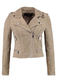 Veste de moto en suède beige avec une coupe ajustée, fermeture éclair asymétrique, col à pression et accents en métal argent�é. Elle possède des poches zippées et des manches longues.