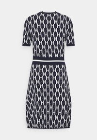 Robe en tricot bleu marine et blanche avec un motif géométrique comportant des monogrammes 'H', des manches courtes et une silhouette ajustée avec des accents côtelés.