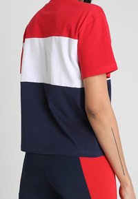 Červené, bílé a námořnické modré krátké tričko s blokováním barev z bavlny, s uvolněným střihem a prošitými detaily kolem výstřihu.