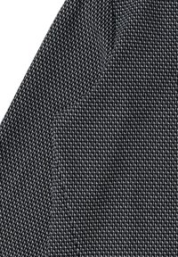 Strukturierter Stoff mit einem schwarz-weißen geometrischen Muster, das kleine Dreiecke in einem gitterartigen Design anordnet. Weiche, gewebte Textur.