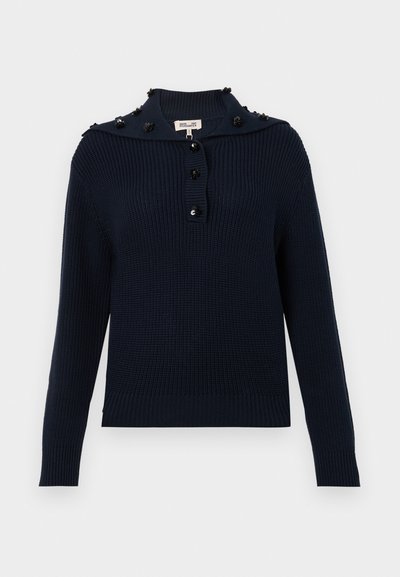 Marinblå stickad tröja med hög krage, dekorativa svarta knappar och blommönster längs axlarna. Ribbad struktur med långa ärmar.
