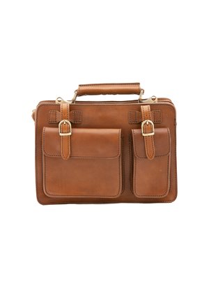 Bruine leren aktetas met twee voorvakken met gespbanden en een stevige bovenste handgreep tegen een witte achtergrond.