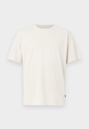 Schlichtes weißes T-Shirt mit Rundhalsausschnitt und kurzen Ärmeln, reguläre Passform, vor einem hellgrauen Hintergrund präsentiert.