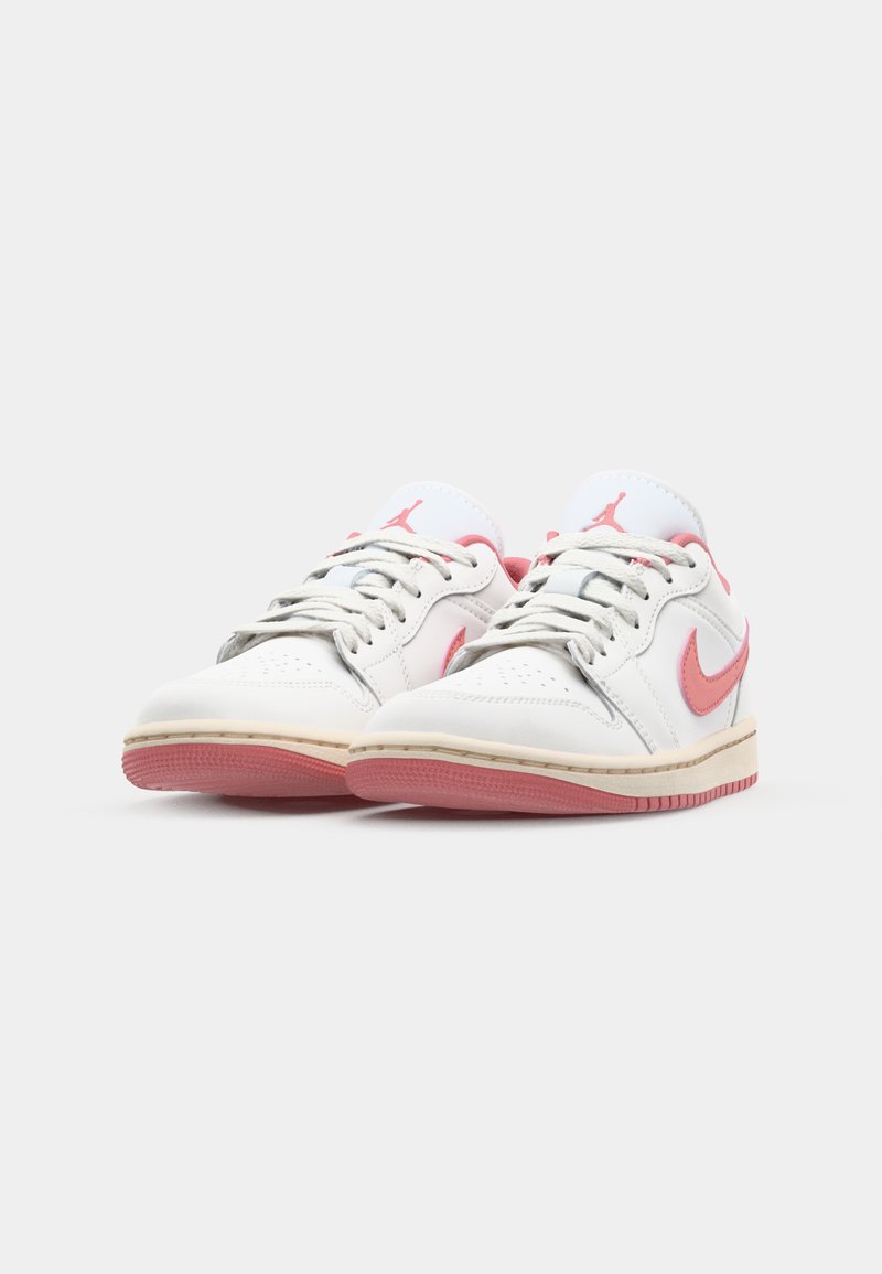 Baskets en cuir blanc avec des accents roses et une semelle en caoutchouc. Présentent un bout rond, un laçage à l'avant et un logo emblématique sur les côtés et la languette.