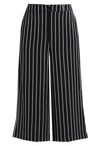 Zwart-wit gestreepte wijde broek met hoge taille, voorzien van een gladde textuur en een getailleerd ontwerp.