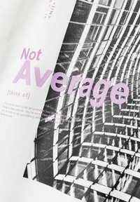 Camiseta gráfica de fondo blanco con un diseño arquitectónico en blanco y negro. Un texto destacado en púrpura claro dice "No Promedio".