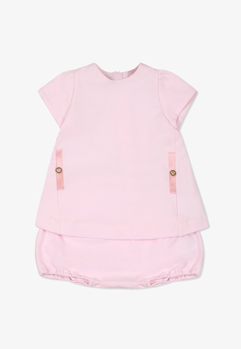 Completo di cotone rosa con maniche corte, caratterizzato da accenti laterali in satin e dettagli in bottone dorato, abbinato a pantaloni a sbuffo arricciati.