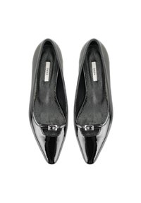 Schwarze Lackleder-Ballerinas mit spitzem Zehenbereich, ausgestattet mit einem kleinen metallischen Akzent an der Vorderseite und einer glatten, glänzenden Oberfläche.