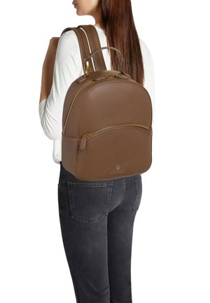 Zaino in pelle marrone dalla forma arrotondata, chiusura con cerniera dorata, tasca frontale e spallacci imbottiti. Superficie strutturata con dettaglio logo.