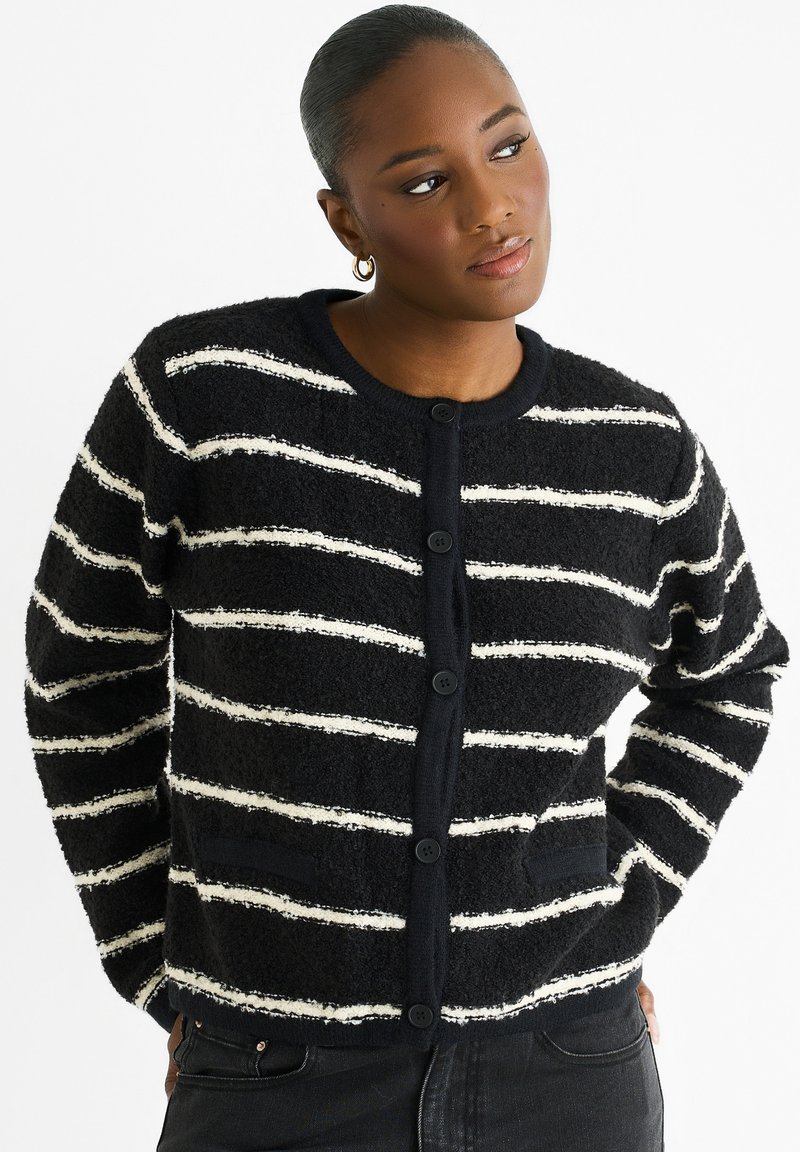 Schwarze gestreifte Strickjacke aus strukturiertem Stoff, mit weißen horizontalen Streifen, rundem Ausschnitt und vier schwarzen Knöpfen auf der Vorderseite.