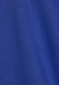 Tessuto di un profondo blu reale con una consistenza liscia. Il materiale sembra essere leggero e leggermente elasticizzato, con una tessitura uniforme e regolare.