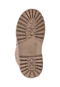 Kastanjebruine laarszool met een gestructureerd rubberen oppervlak, diepe groeven en een klavervormig patroon, gemarkeerd met "SHOESME" en de maat "24."