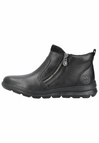 Bottes chelsea en cuir noir avec une fermeture éclair latérale, bout arrondi, semelle rembourrée et accents texturés. Présente un logo sur le côté extérieur.