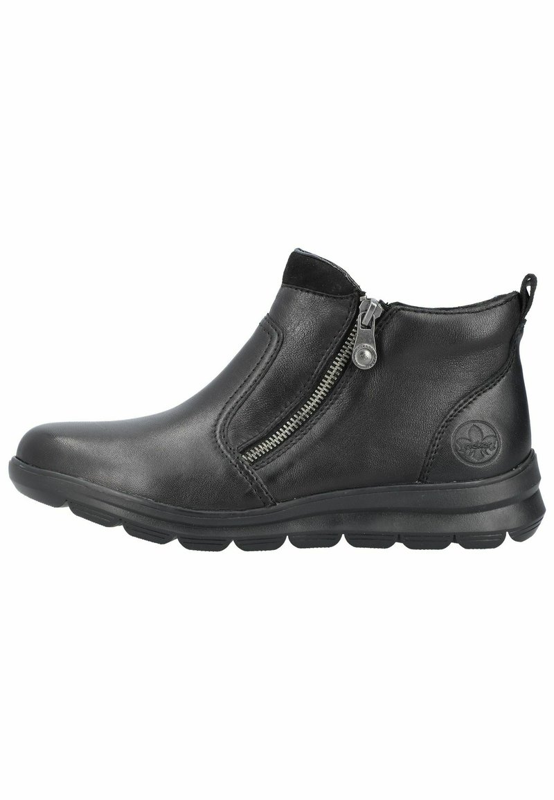 Bottes chelsea en cuir noir avec une fermeture éclair latérale, bout arrondi, semelle rembourrée et accents texturés. Présente un logo sur le côté extérieur.
