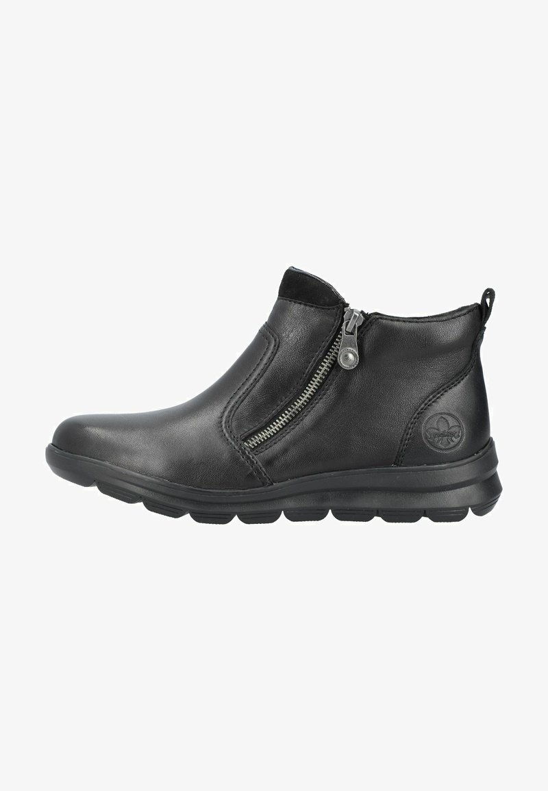 Bottes chelsea en cuir noir avec une fermeture éclair latérale, bout arrondi, semelle rembourrée et accents texturés. Présente un logo sur le côté extérieur.