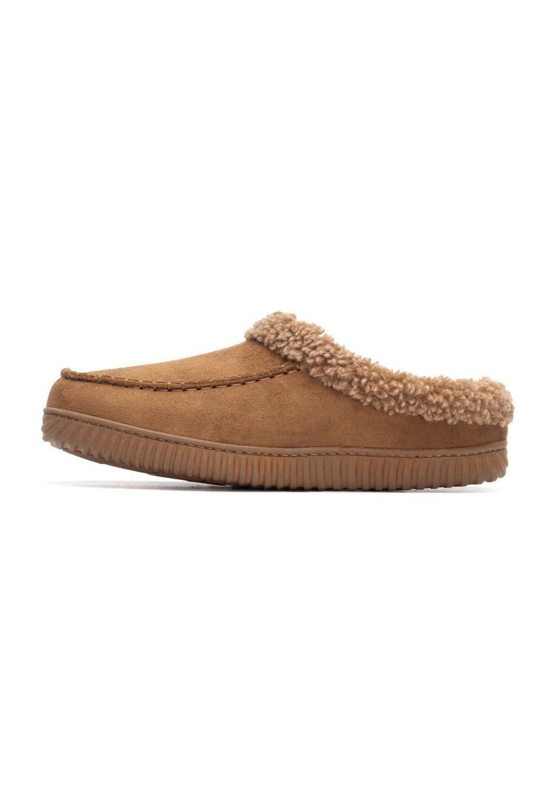 Zapatillas de ante marrón con un forro de piel de tono claro texturizado, punta redondeada y suela de goma estriada para mayor agarre. Diseño sin talón y de fácil poner.
