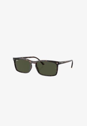 Occhiali da sole tartaruga marrone con lenti verde scuro. Montatura rettangolare e materiale plastico leggero. Logo Ray-Ban sul lato.