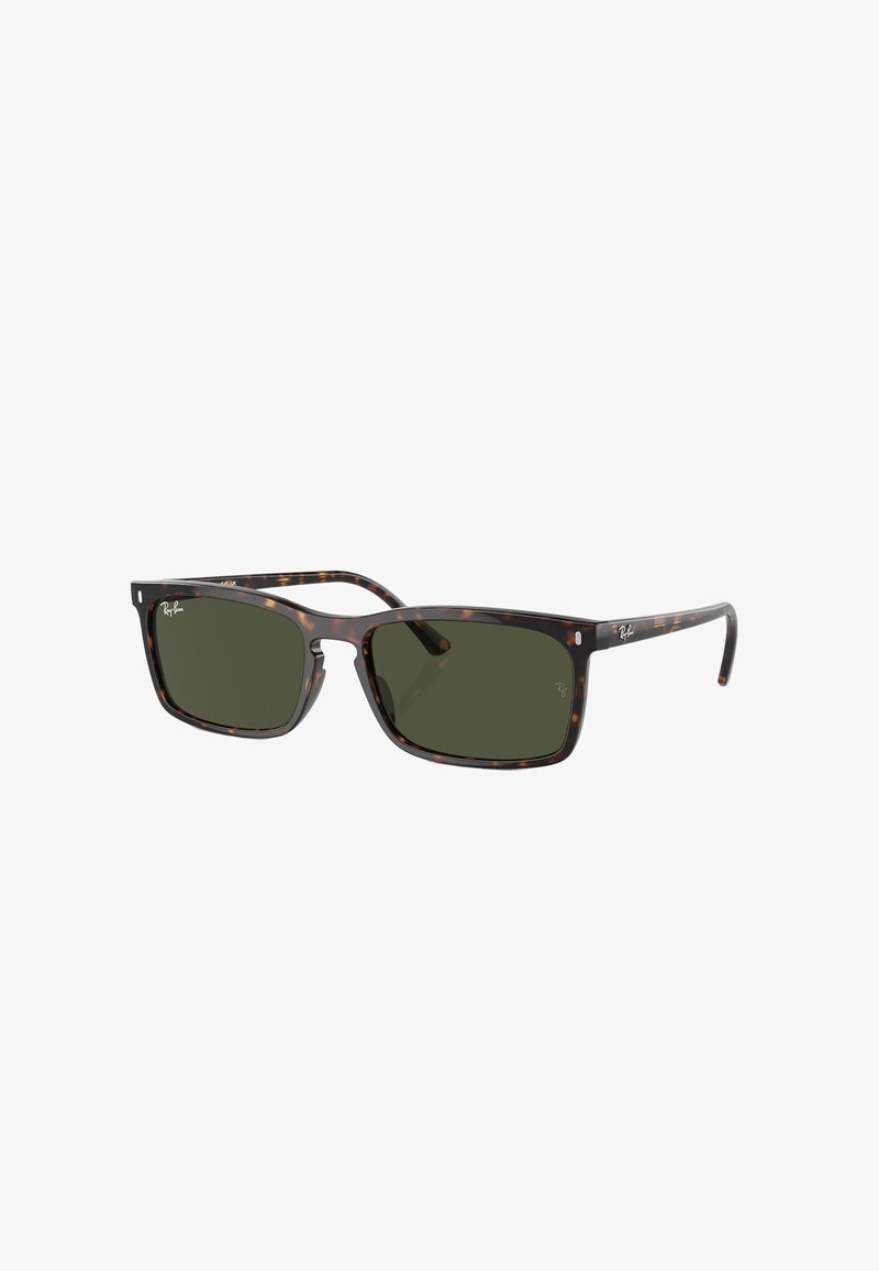 Occhiali da sole tartaruga marrone con lenti verde scuro. Montatura rettangolare e materiale plastico leggero. Logo Ray-Ban sul lato.