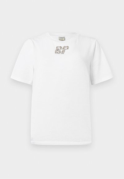Valge lühikeste varrukatega T-särk, mis on valmistatud puuvillast, kaunistatud rinnal dekoratiivse kividest "EF" disainiga. Lihtne ümmargune kaelus ja sirge alläär.