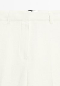 Weiße Leinenhose mit glatter Textur, ausgestattet mit Gürtelschlaufen, einem Knopfverschluss und zwei Taschen vorne zur Aufbewahrung.