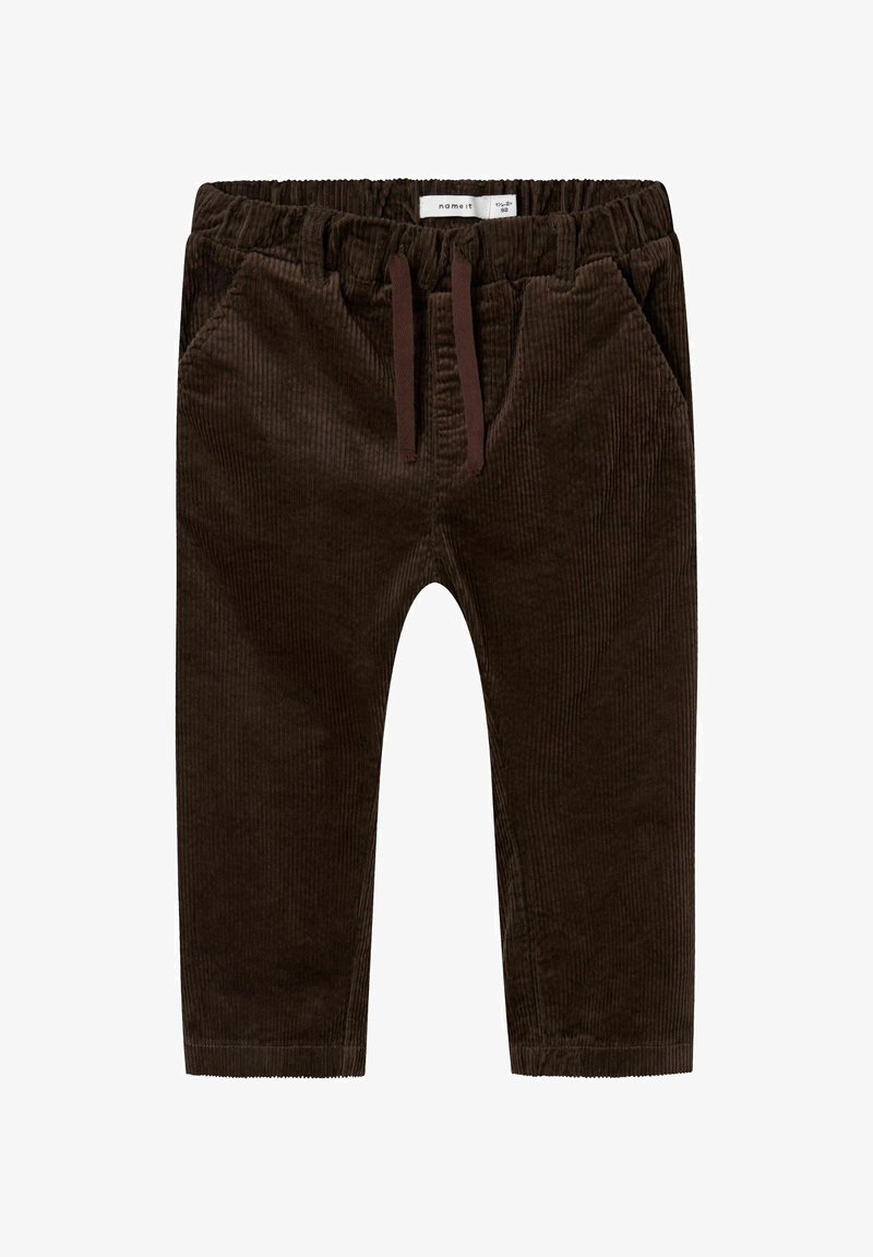 Pantalon en velours côtelé marron avec taille élastique, fermeture par cordon de serrage et poches latérales. Présente une texture côtelée verticale et des ourlets retroussés.