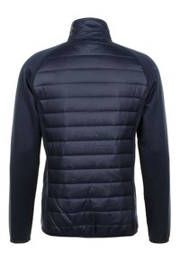 Veste marine avec un devant rembourré comprenant des sections matelassées horizontales et des manches lisses, un col haut et un ourlet élastique.