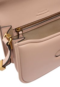 Růžová kožená kabelka se zlatými detaily, s kapsou na zip a přední kapsou, hladký povrch a minimalistický design.