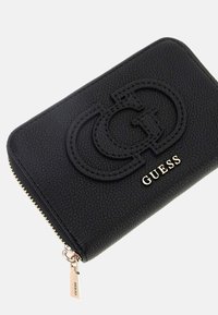Portafoglio in pelle nera con logo in rilievo, dettagli dorati e chiusura a zip. Finitura testurizzata, forma rettangolare con angoli arrotondati.