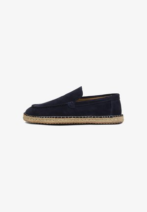 Marineblaue Wildleder-Slipper mit geflochtener Jutsohle im Espadrille-Stil, flachem Absatz und gesteppten Details an Seite und Zehenbereich.
