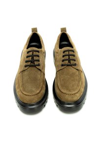 Chaussures en daim marron avec semelles en caoutchouc noir, dotées de six œillets noirs, de coutures décoratives et d'une sangle au talon. Lacets plats.