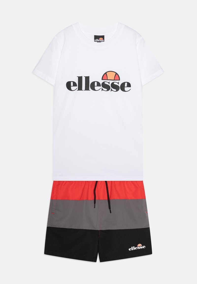 Biała koszulka z czarnym logo, w zestawie z szortami w czerwone, szare i czarne panele. Posiada elastyczny pas ze sznurkiem oraz boczne kieszenie.