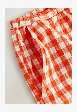 Piros-fehér kockás rövidnadrág elasztikus derékrésszel, texturált pamut anyagból és laza szabással.