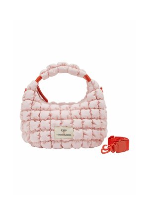 Bolso de mano rosa acolchado con asa redondeada, etiqueta blanca rectangular y correa roja desmontable al lado.