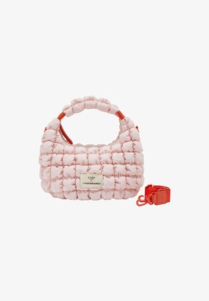 Bolso de mano rosa acolchado con asa redondeada, etiqueta blanca rectangular y correa roja desmontable al lado.